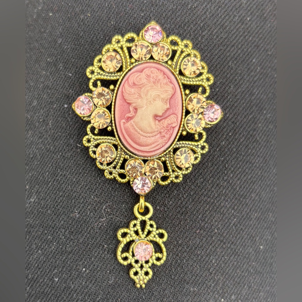 Vintage-Inspired Pink Cameo Brooch Pendant New Gorgeous